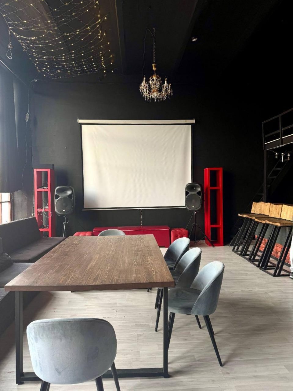 Разрешено проведение мероприятий, Апартаменты Лофт в Севкабеле