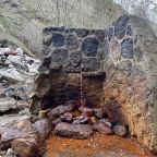 Рядом , недалеко в 25 метрах есть нарзанный источник Ачы-Су,
