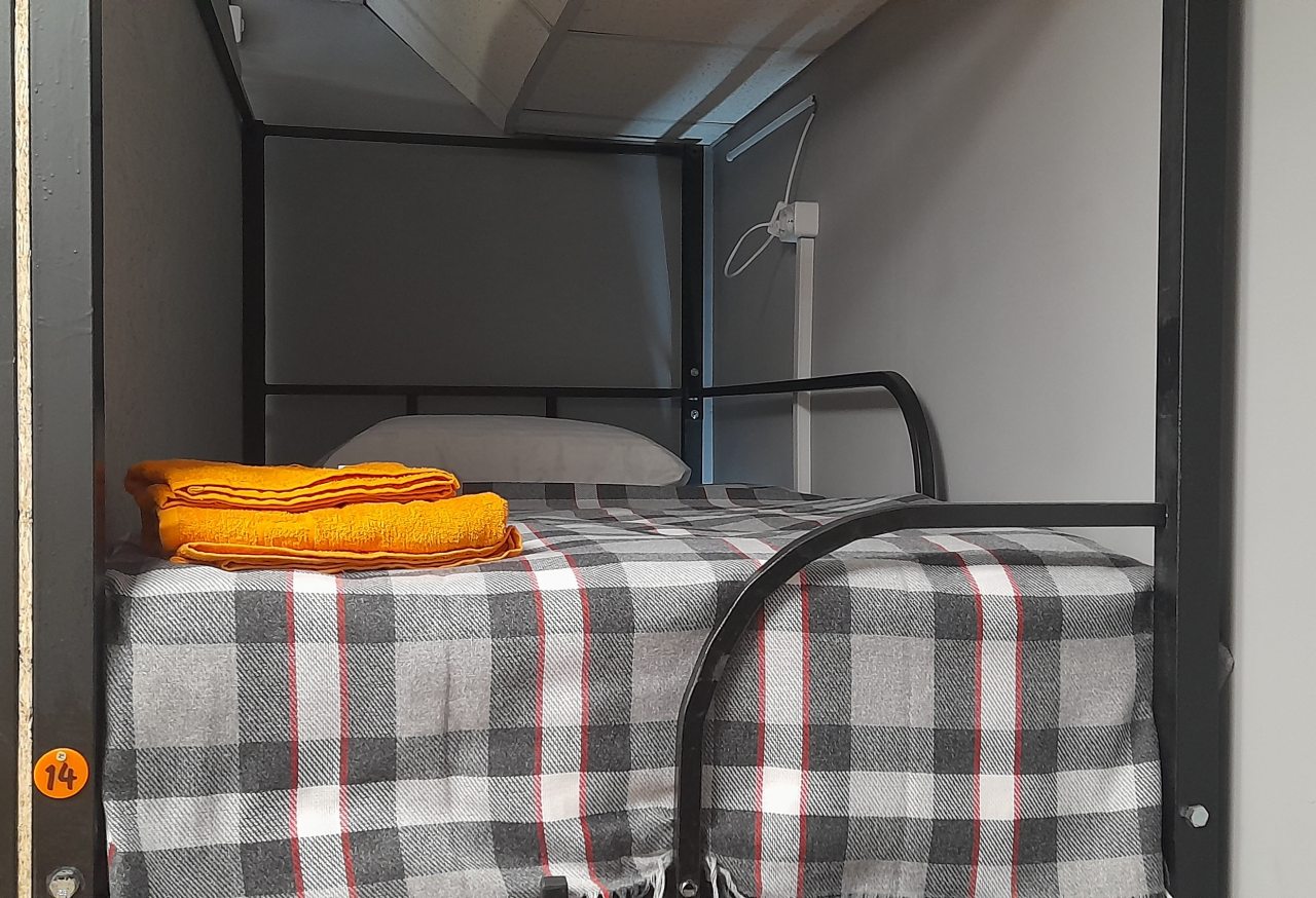 Шестиместный Мужской (Комната №1 на 6 Гостей Койко-место 2 Ярус), MiniДом Уютный Хостел