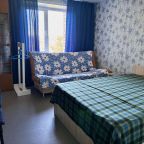 комната с двуспальной кроватью и большим диваном