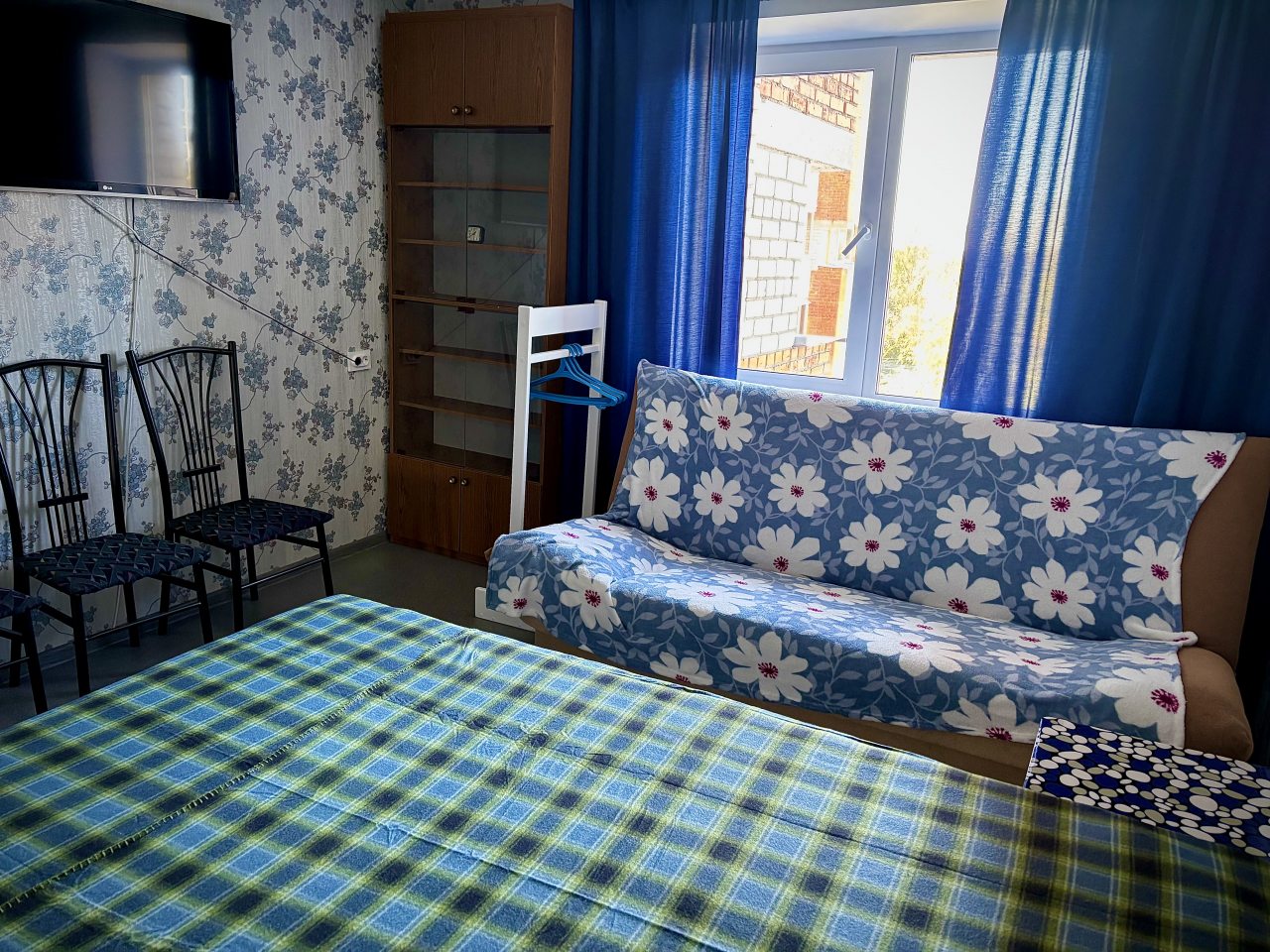 номер с двуспальной кроватью и большим диваном