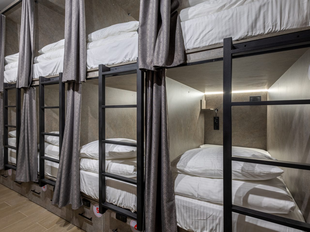 Плотные шторы в каждой капсуле