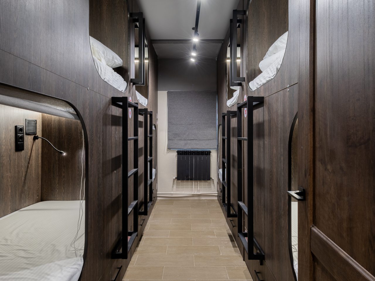 Плотные шторы на окнах