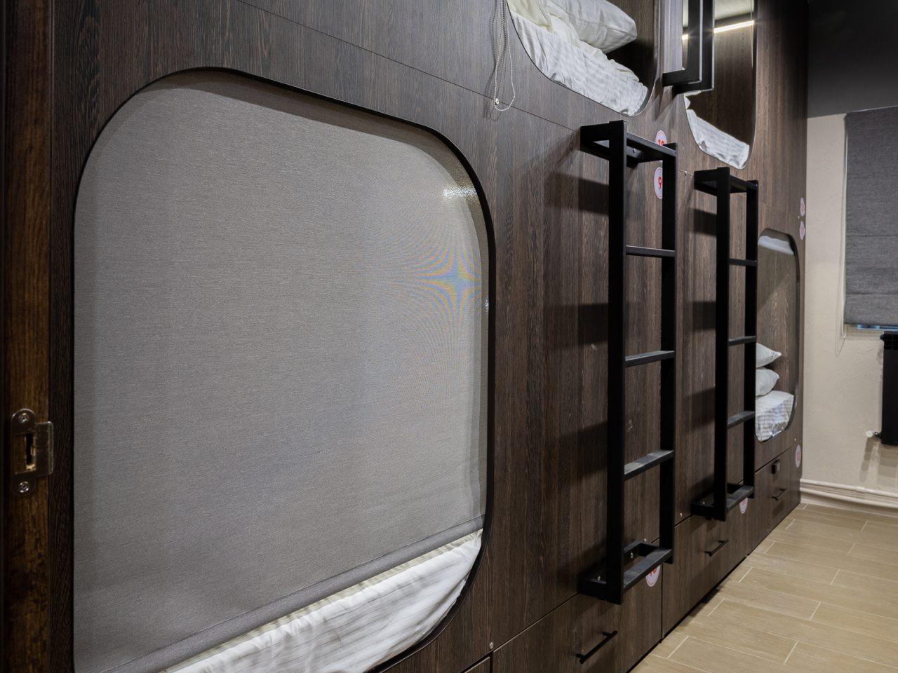 Каждая капсула закрывается плотной шторой