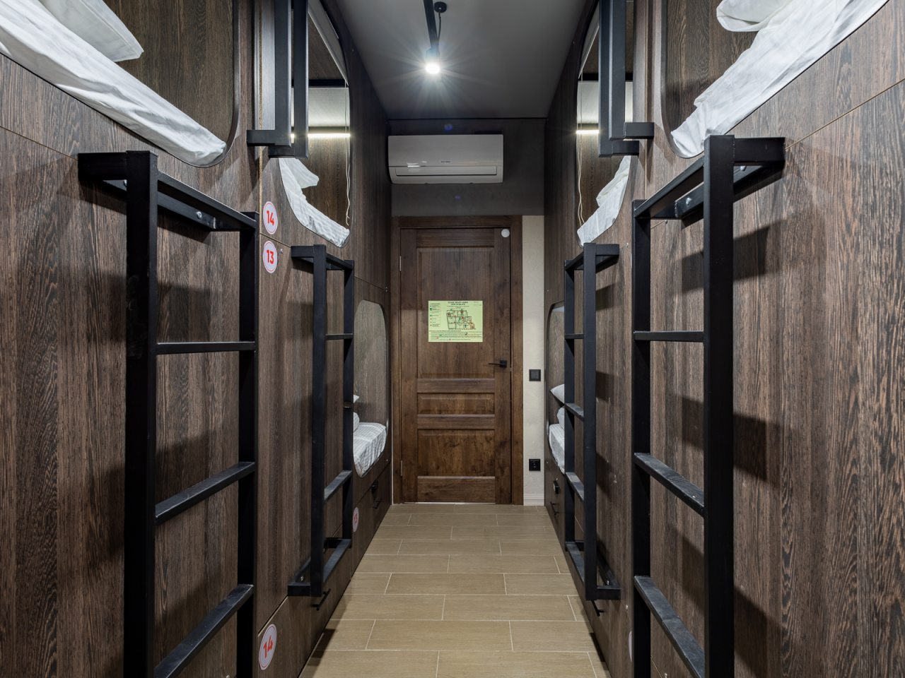 Кондиционер и планы эвакуации в каждом номере