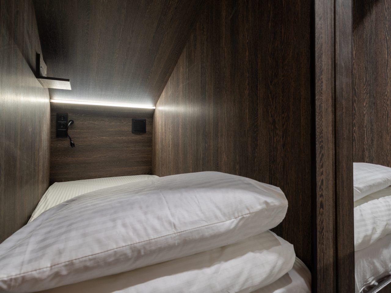 В каждой капсуле индивидуальное освещение