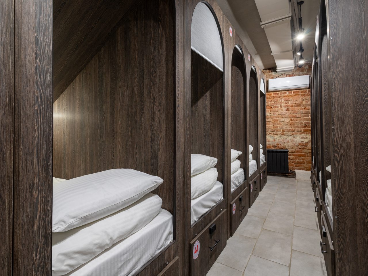 Каждая капсула закрывается индивидуальной шторкой.