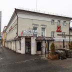 Вход для гостей с центральной улицы.