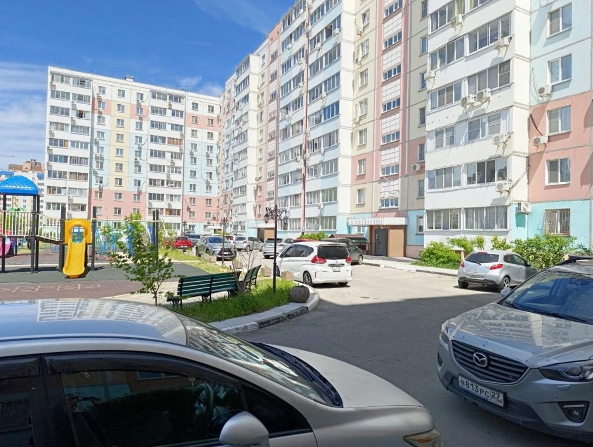 Парковка и детская площадка