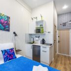 Кровать и кухонная зона