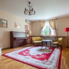 Дом (Дом у пруда), Гостевой дом Рыбак с семьей