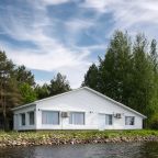 Дом (Дом на берегу реки), Гостевой дом Рыбак с семьей