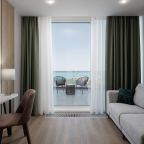 Люкс (Люкс с балконом), AZIMUT Парк Отель Виноградная Сочи