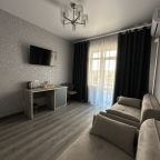 Четырехместный (Люкс двухкомнатный с балконом), Отель Оазис