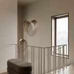 Двухэтажный дом на первой береговой линии.