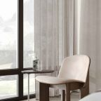 Панорамный вид на сад, реку и горы.