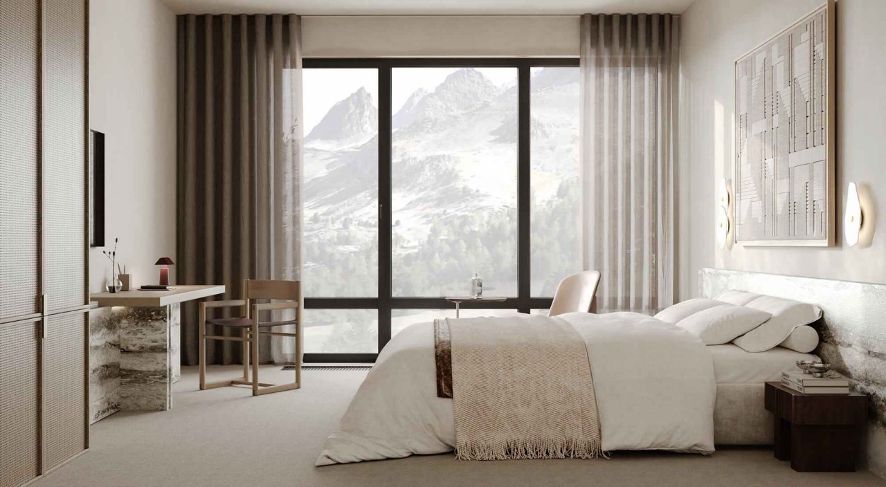 Панорамный вид на сад, реку и горы.