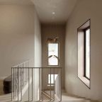 Двухэтажный дом в отдалении с видом на сад и горы.