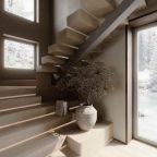 Двухэтажный дом в отдалении с видом на сад и горы.