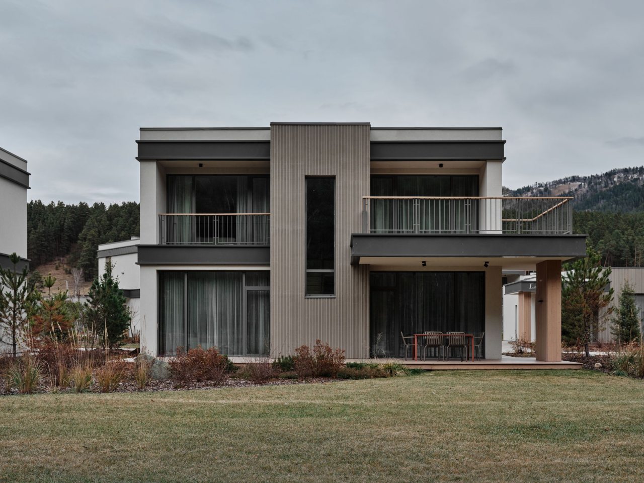 Двухэтажный дом на первой береговой линии.