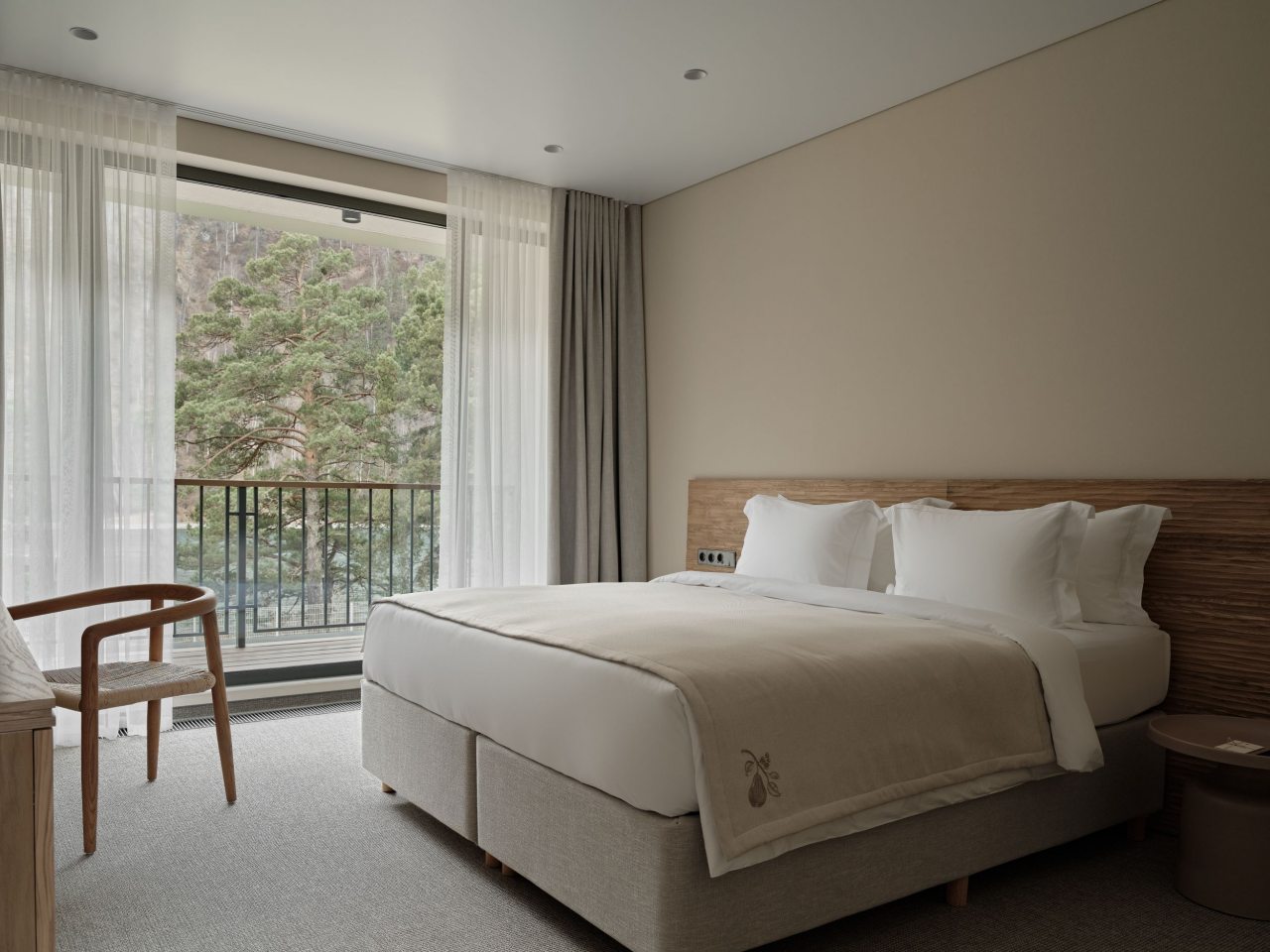 Панорамный вид на реку и горы.