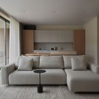 Остекление в кухне-гостиной раздвижное.