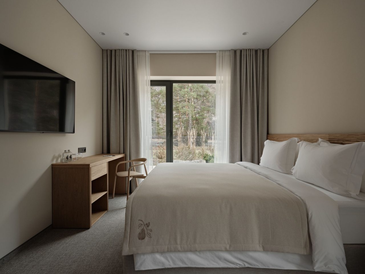 Панорамный вид на реку и горы.