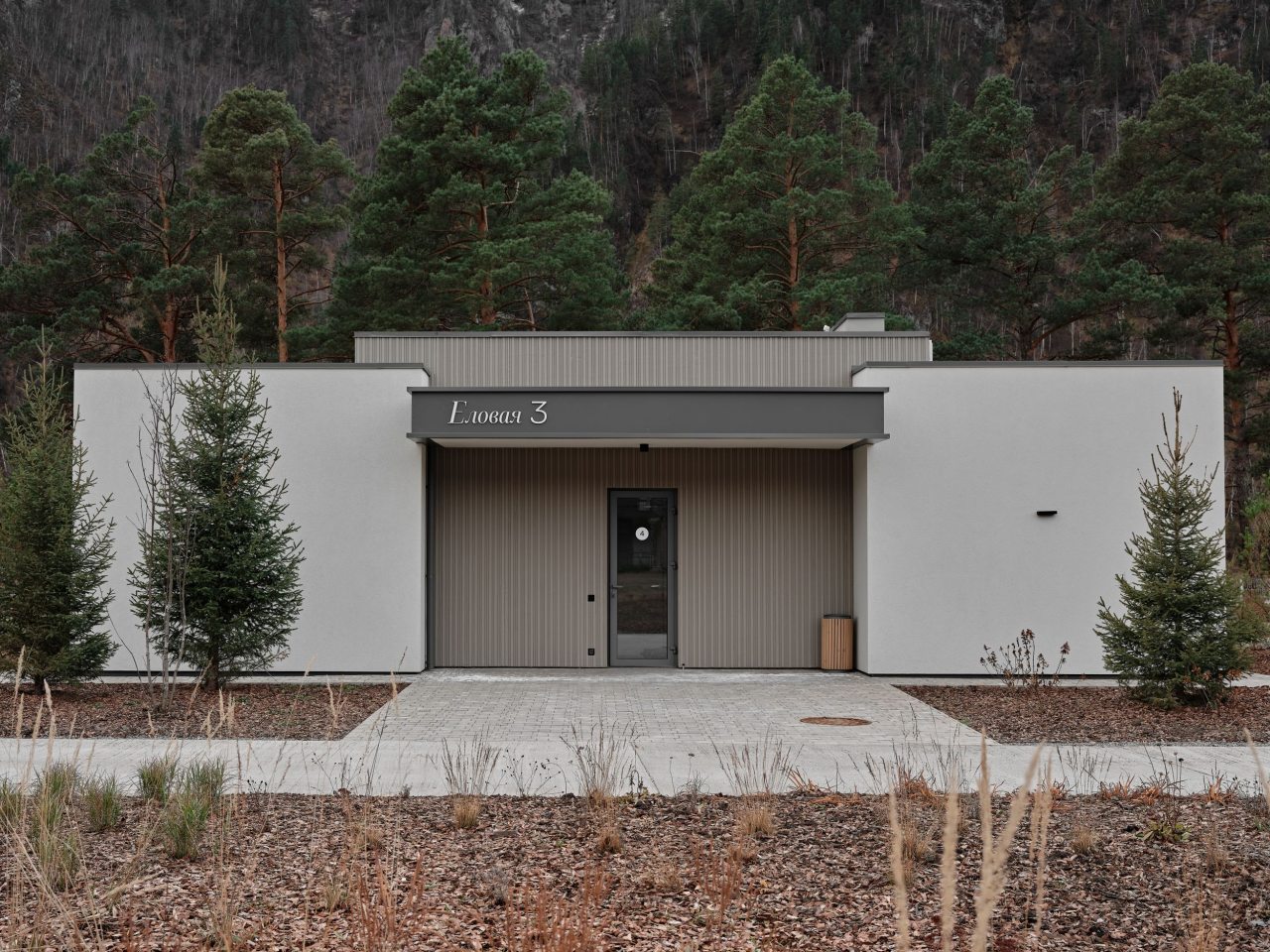 Одноэтажный дом на первой береговой линии.