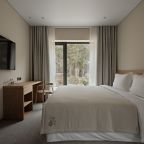 Панорамный вид на реку и горы.