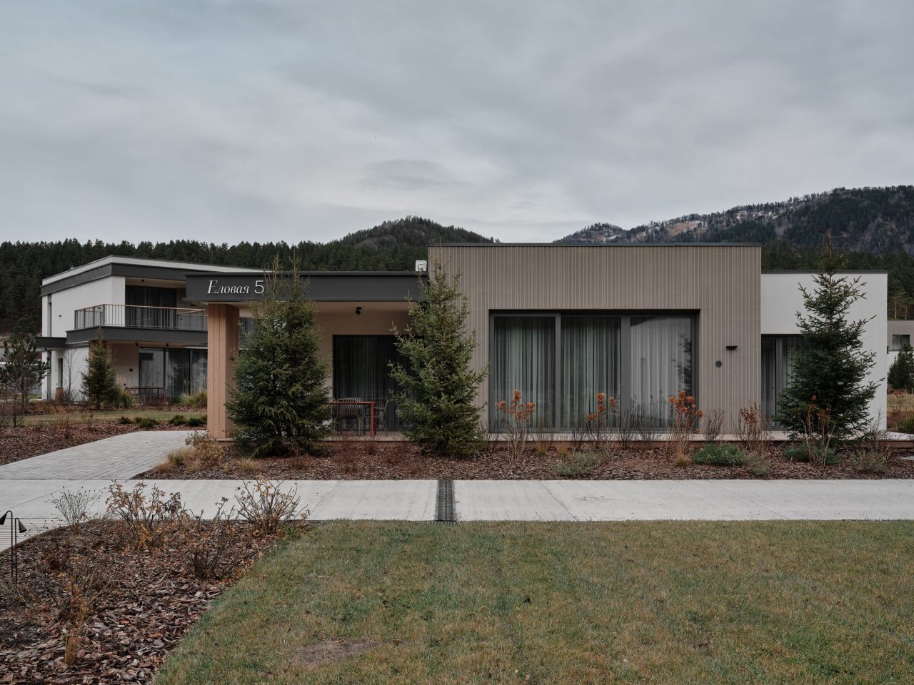 Одноэтажный дом на первой береговой линии.