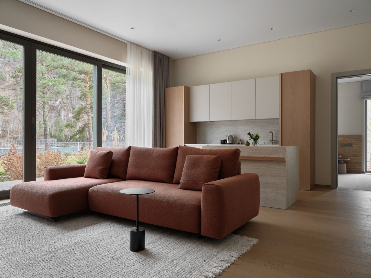 Остекление в кухне-гостиной раздвижное.