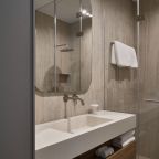 Остекление в кухне-гостиной раздвижное.