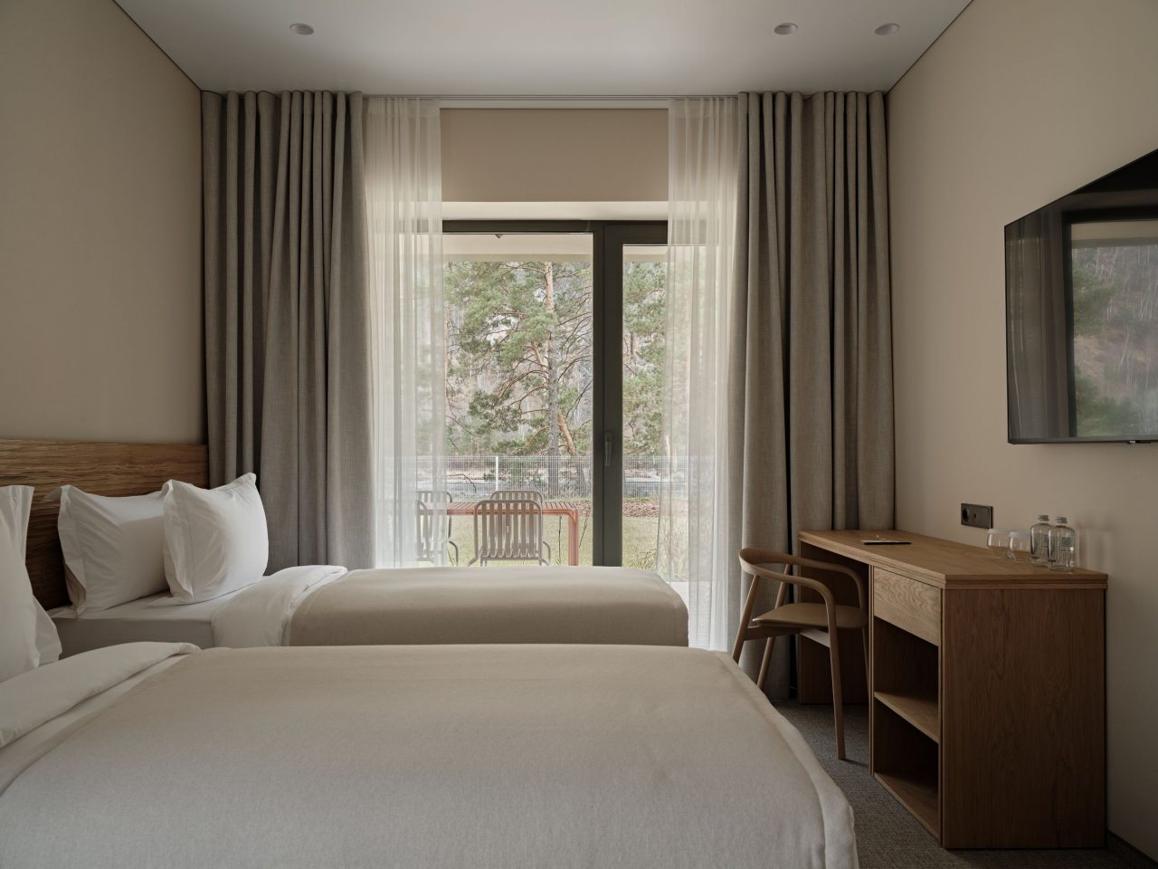 Панорамный вид на реку и горы.