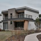 Двухэтажный дом на первой береговой линии.