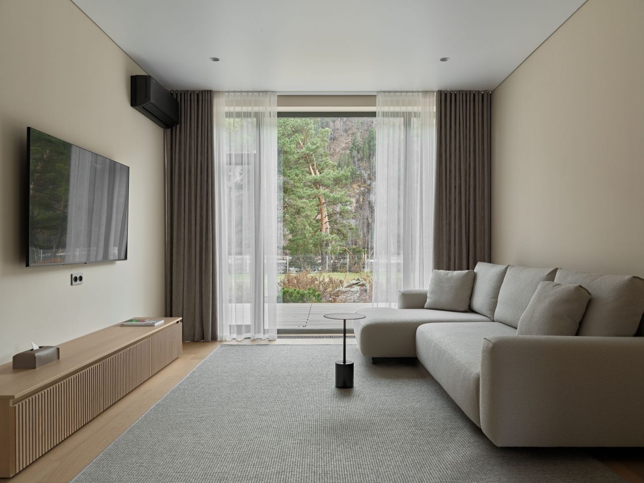 Панорамный вид на реку и горы.