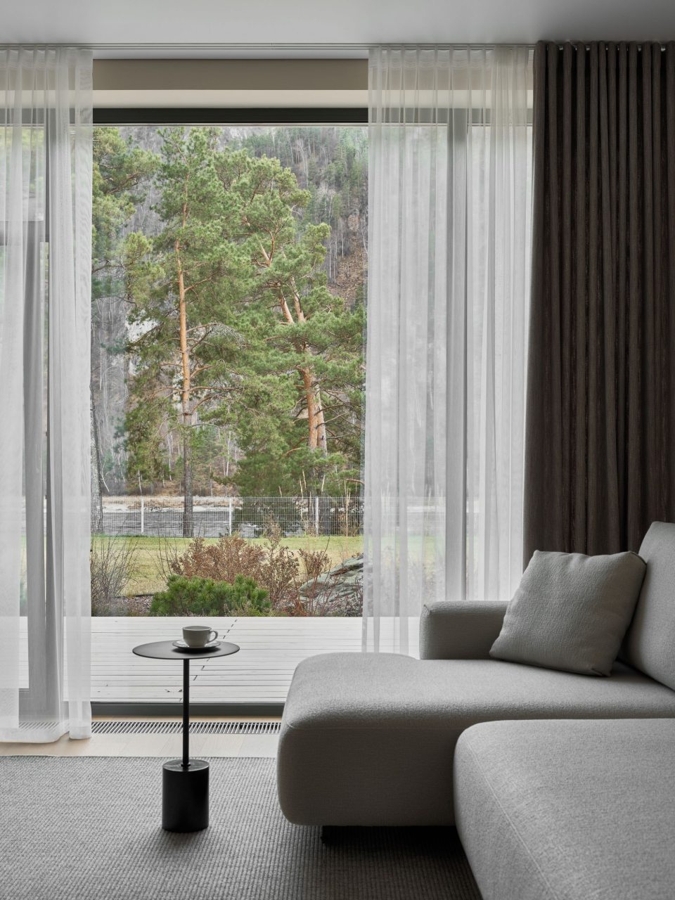 Панорамный вид на реку и горы.