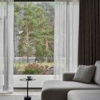 Панорамный вид на реку и горы.