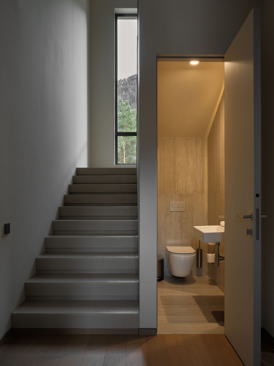 Двухэтажный дом на первой береговой линии.