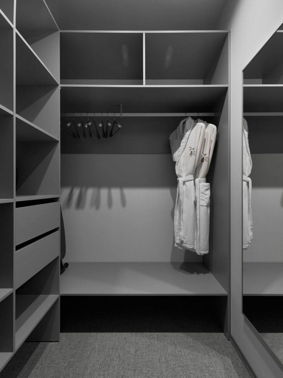 Двухэтажный дом на первой береговой линии.