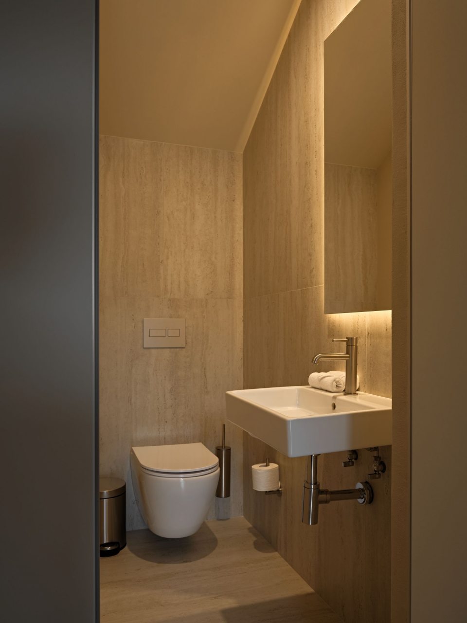 Двухэтажный дом на первой береговой линии.