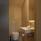 Двухэтажный дом на первой береговой линии.