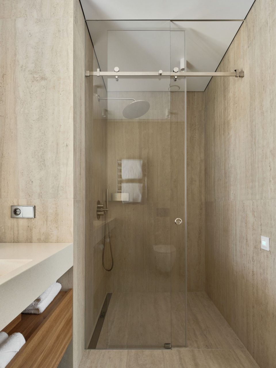 Двухэтажный дом на первой береговой линии.