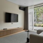 Остекление в кухне-гостиной раздвижное.