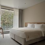 Панорамный вид на реку и горы.