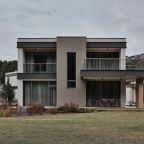 Двухэтажный дом на первой береговой линии.