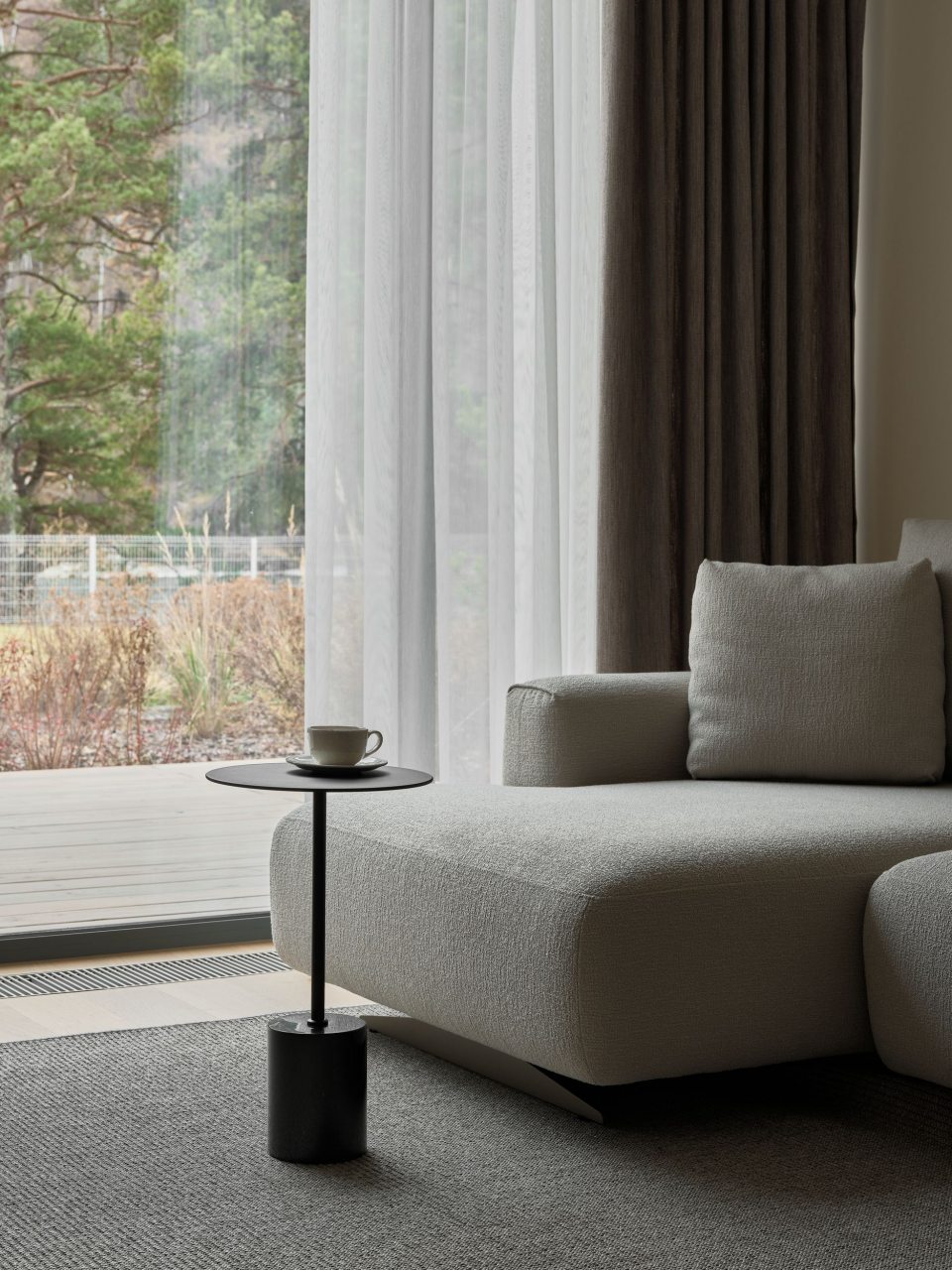 Остекление в кухне-гостиной раздвижное.