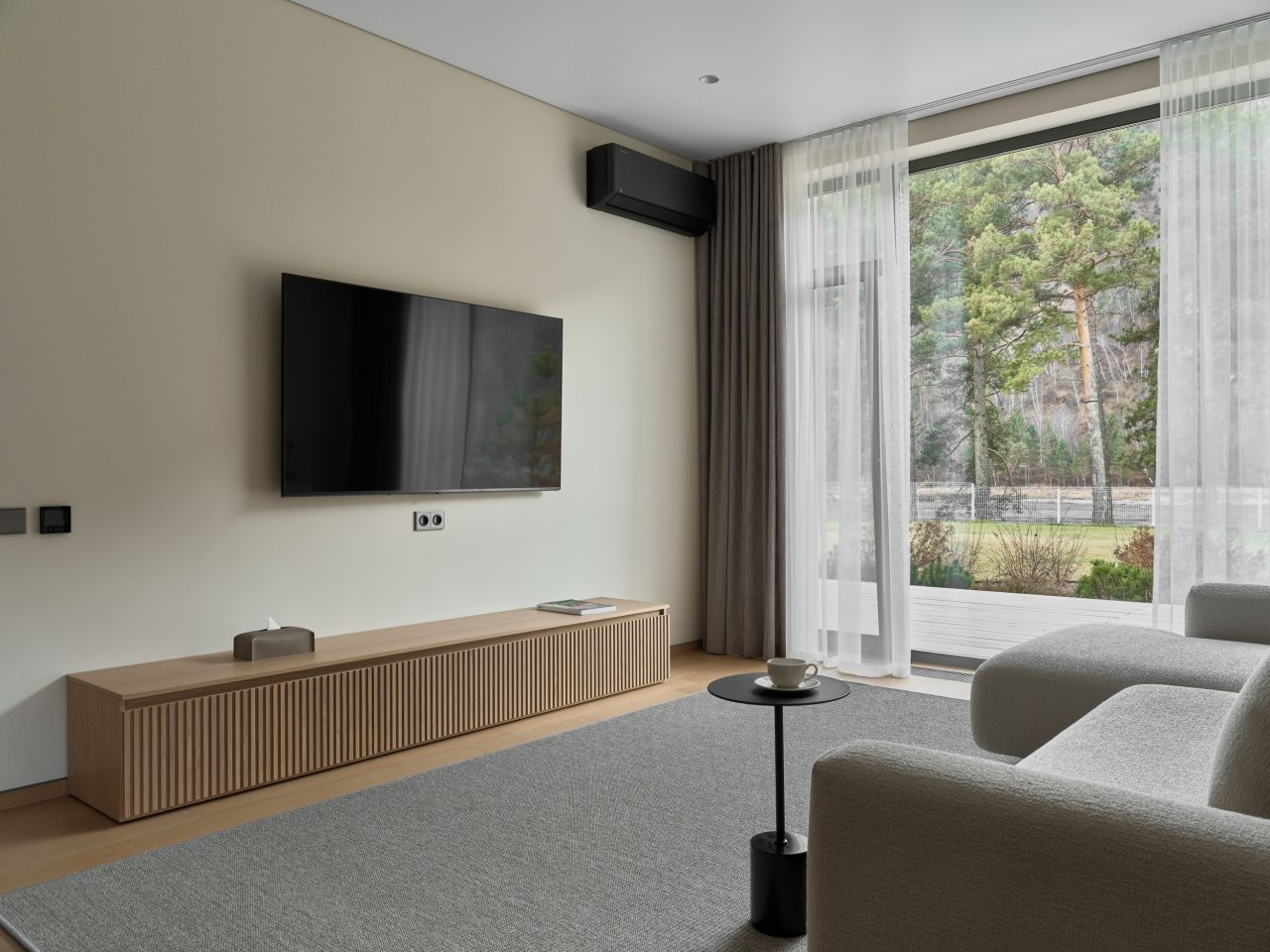 Остекление в кухне-гостиной раздвижное.