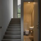 Двухэтажный дом на первой береговой линии.