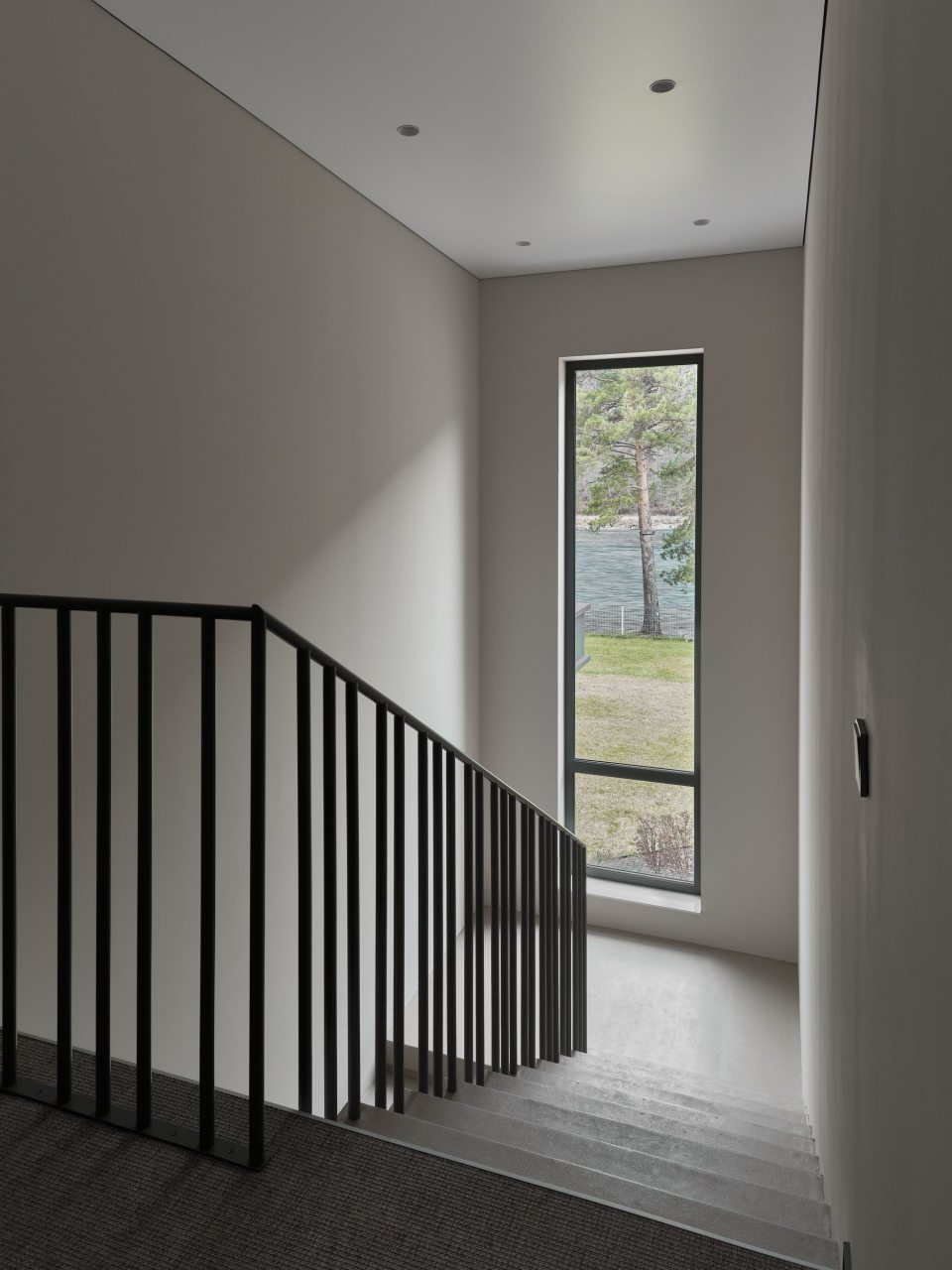 Двухэтажный дом на первой береговой линии.