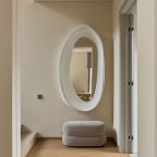 Двухэтажный дом на первой береговой линии.